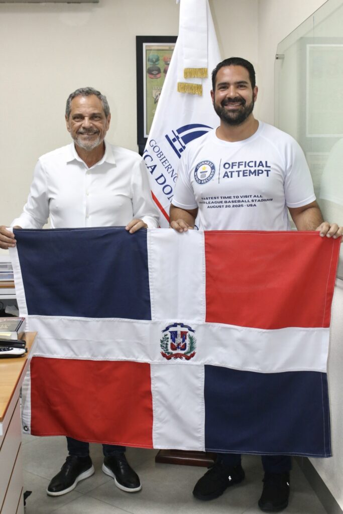 1.- 1.- El director de la Oficina del Comisionado de Béisbol, Junior Noboa, después de en su despacho a Jepssy Beltré, mejor conocido como el Fanático de la Patria.