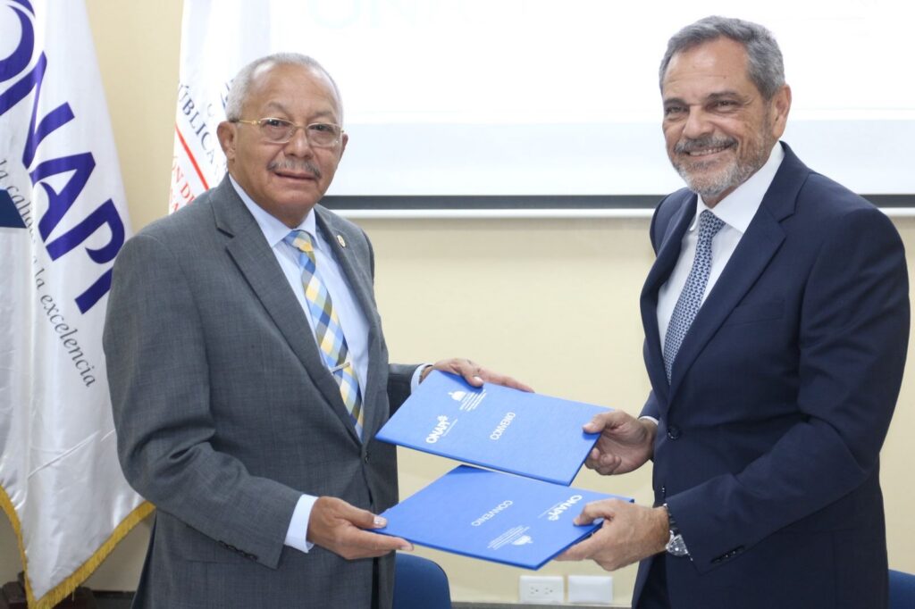 El director de la DCNB, Junior Noboa, junto al director general de ONAPI, Salvador Ramos, luego de hacer oficial el acuerdo entre ambas instituciones.