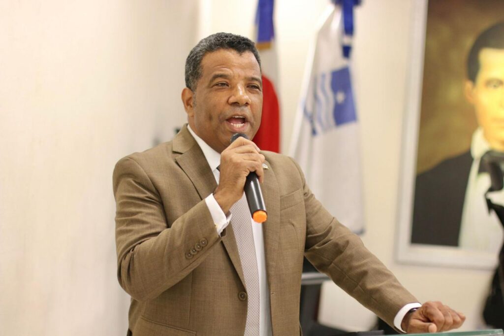  El diputado Julio César Beltré, agradece al Comisionado Nacional la capacitación a entrenadores de Azua 