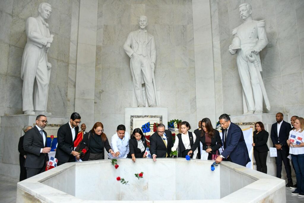 Grupo de directores y ejecutivos al momento de lanzar flores en el Altar de la Patria como parte del acto protocolar en que la DCNB depositó una ofrenda en el lugar.
