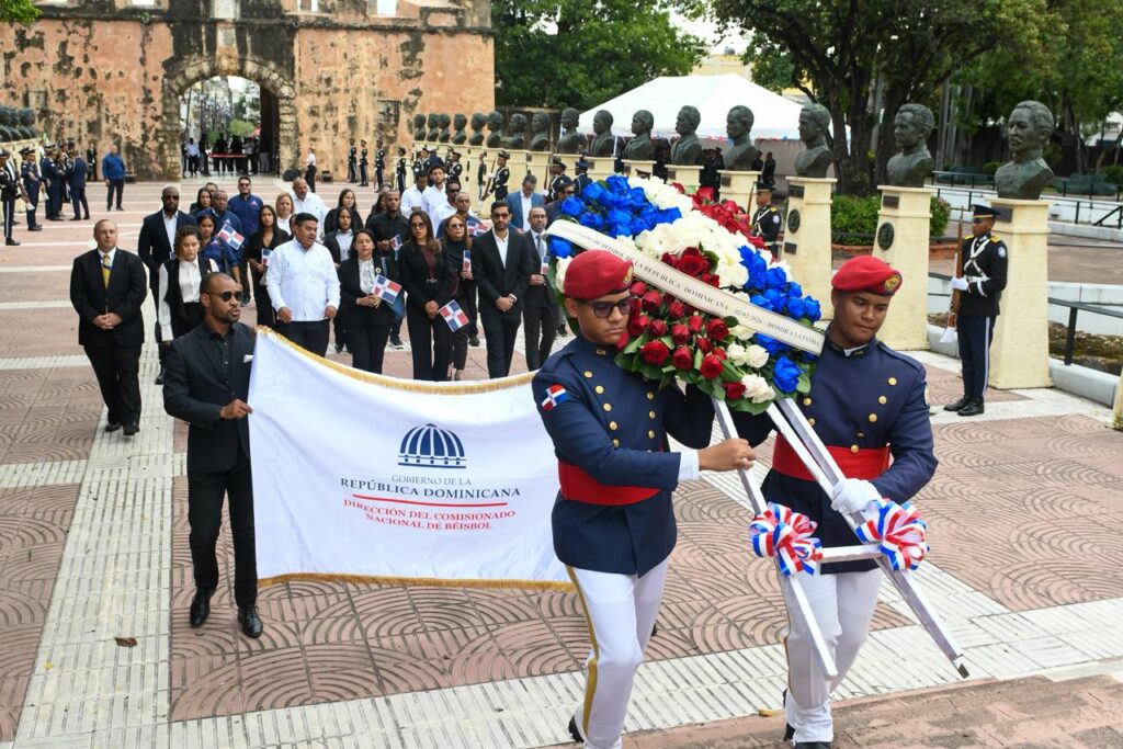Un par de cadetes conducen la ofrenda floral hacia el Altar de la Patria, detrás empleados de la DCNB durante el acto donde se depositó la ofrenda en el histórico monumento.
