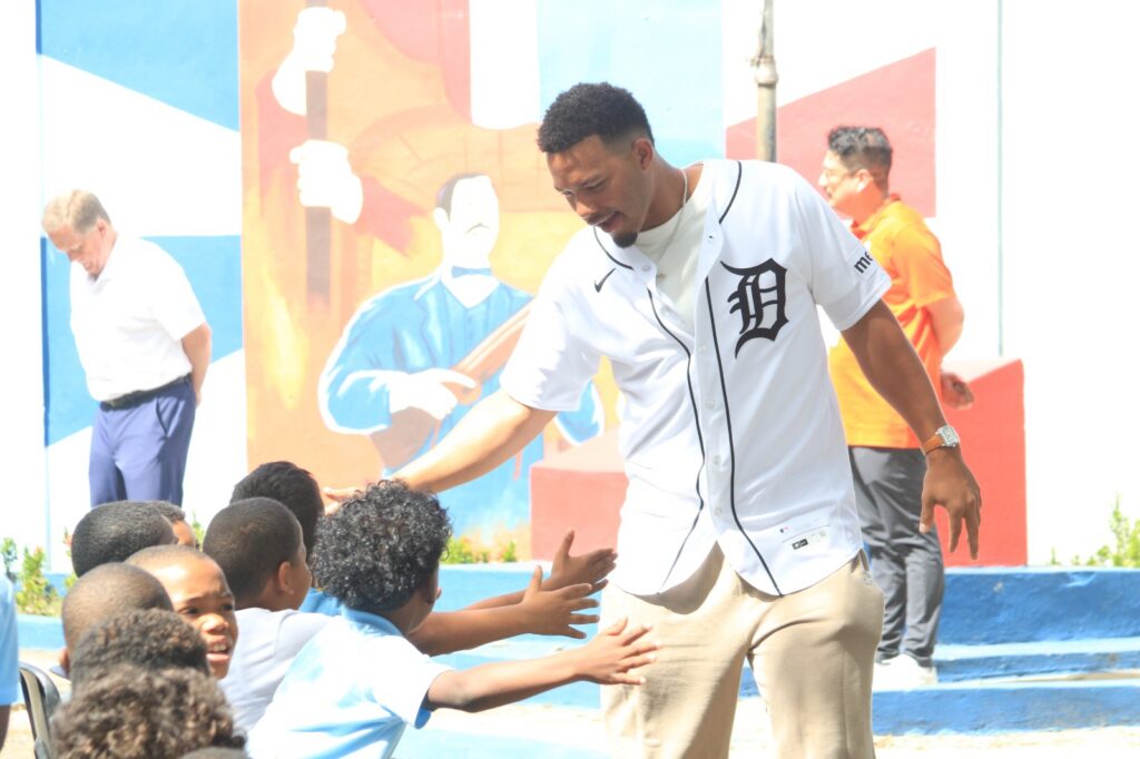 Wenceel Pérez saluda a los estudiantes